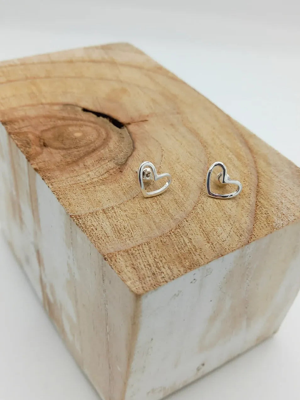 Hollow heart stud earring